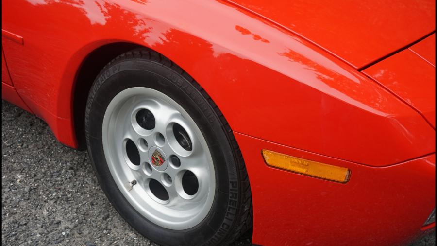 Детали экстерьера Porsche 944 Turbo 1986 года  (фото 64 из 149)